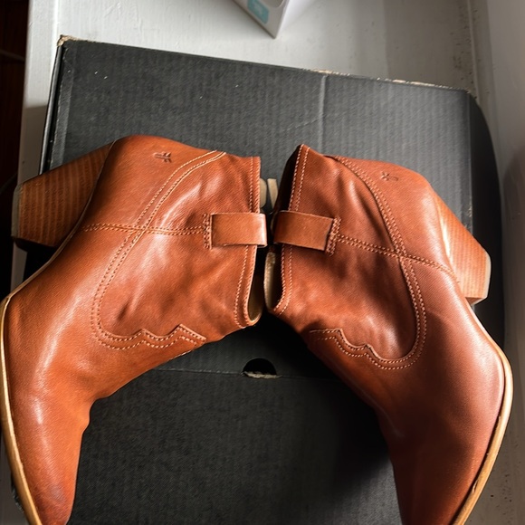 Great condition Frye Reina bootie in cognac size 9.5 - Picture 2 of 9